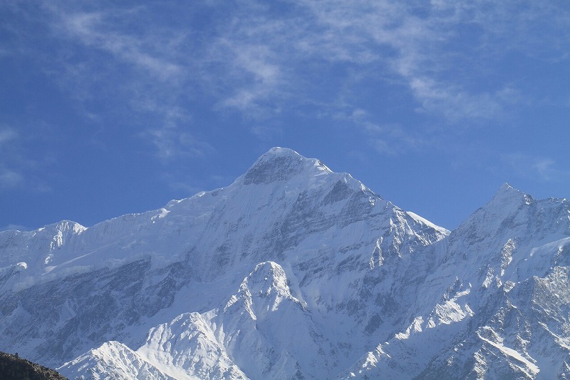薄っすらと雲がかかったネパールのヒマラヤのニルギリ山です。