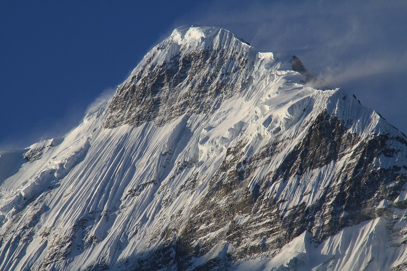 ヒマラヤのニルギリ山の頂上のアップの写真です。
