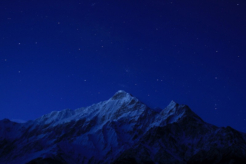 夜のニルギリ山と星です。