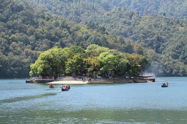 ポカラのペワ湖（フェワ湖）のバラヒ寺院